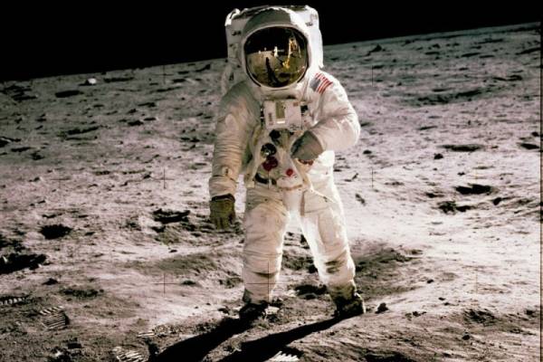 De quelle manière les astronautes sont choisis pour aller sur la lune ?
